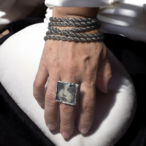 Tiny Canvas Art Statement Ring Abstract Woman Portrait Design Silver & Glass - Picture 14 of 16